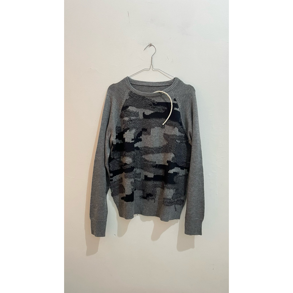 Preloved sweater abu corak