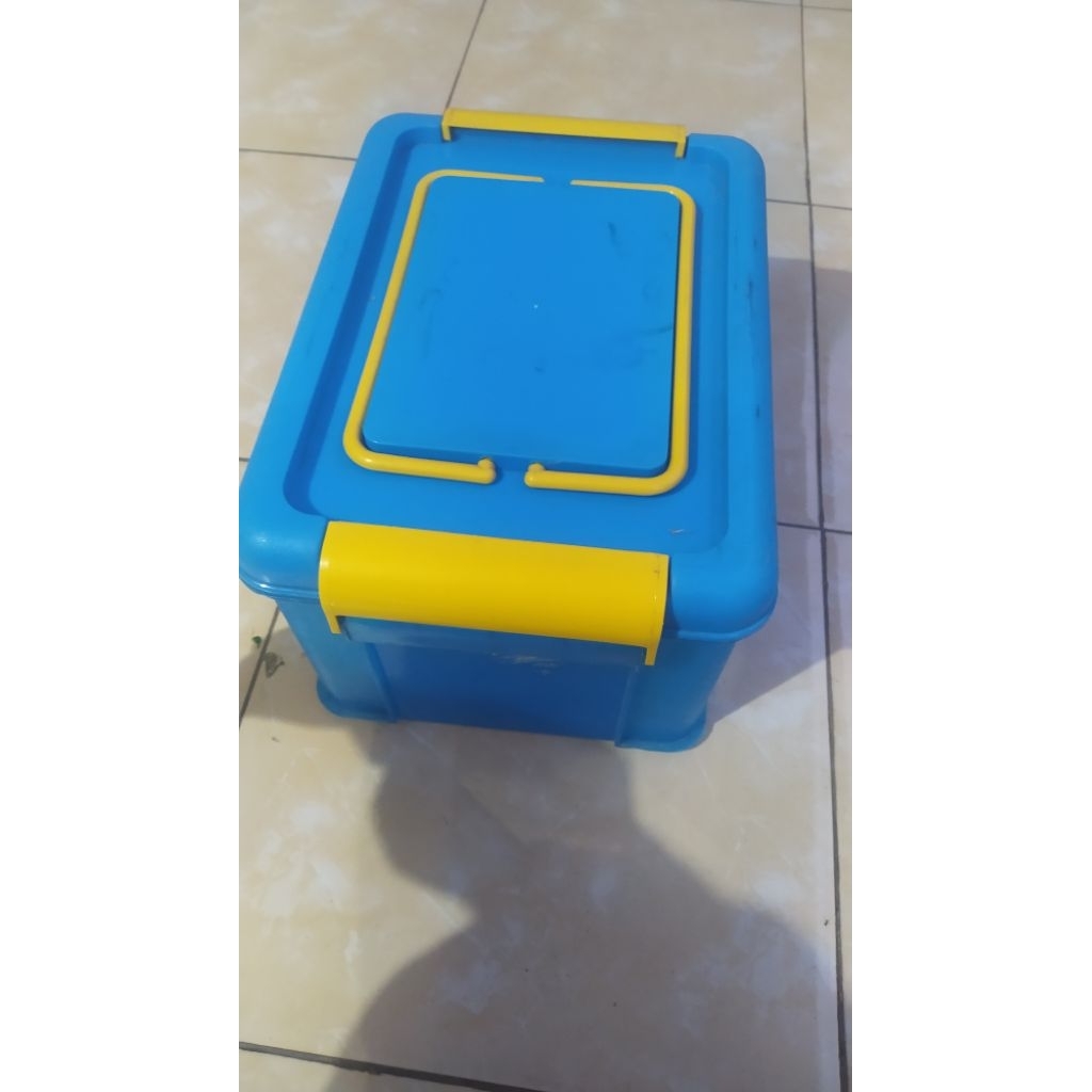box / kontainer biru