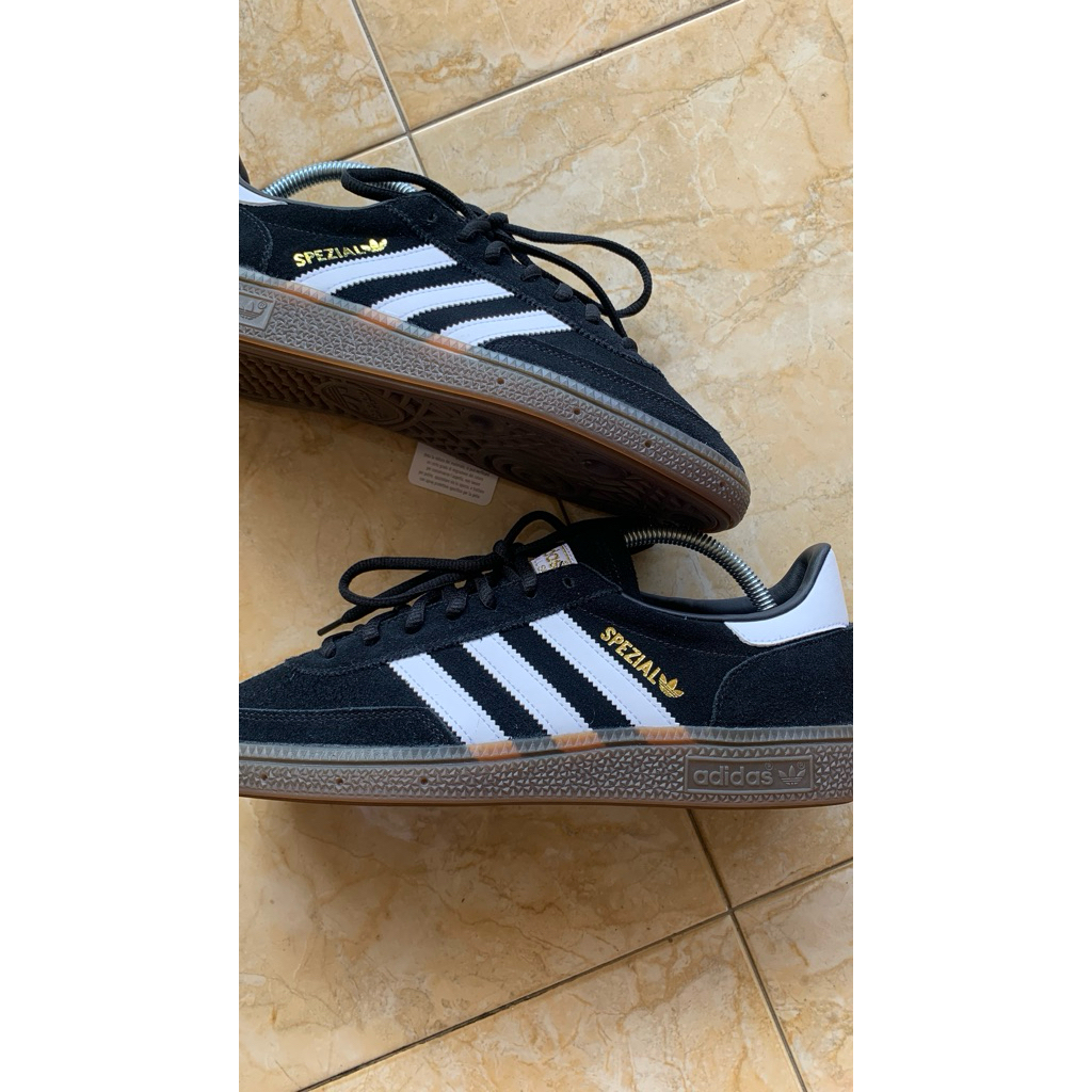 sepatu hitam