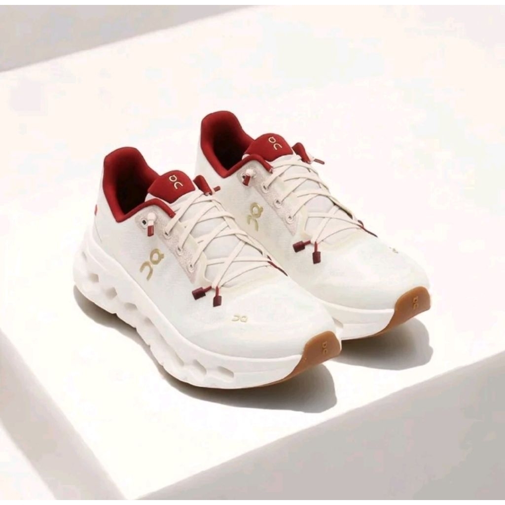sepatu running on cloudtilt//Ivory