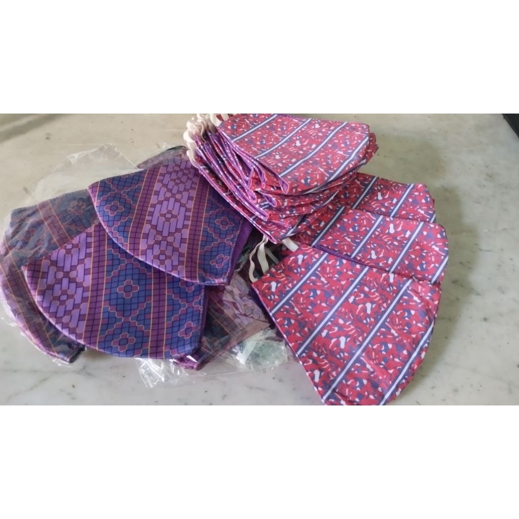 Masker batik merah dan batik ungu