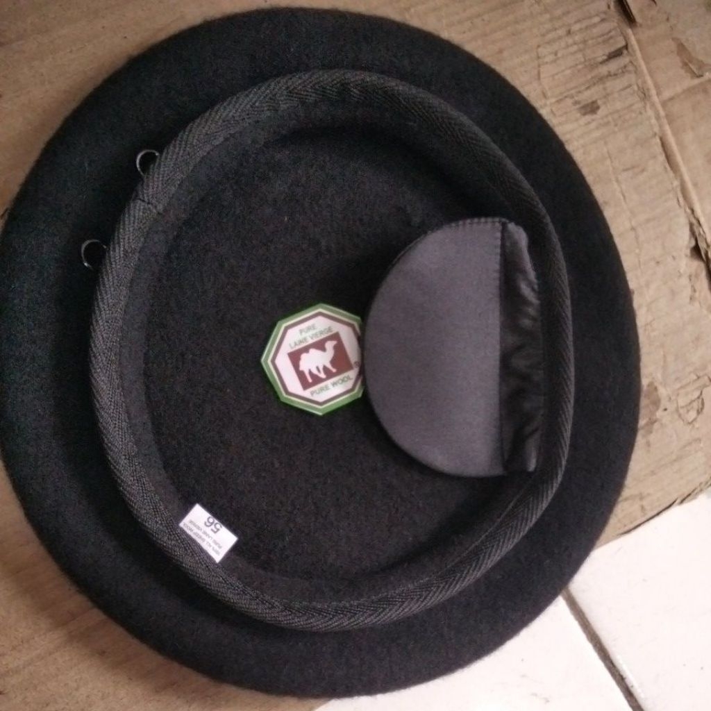 baret hitam camel