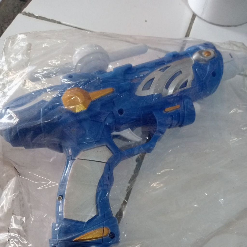 pistol mainan ,batre