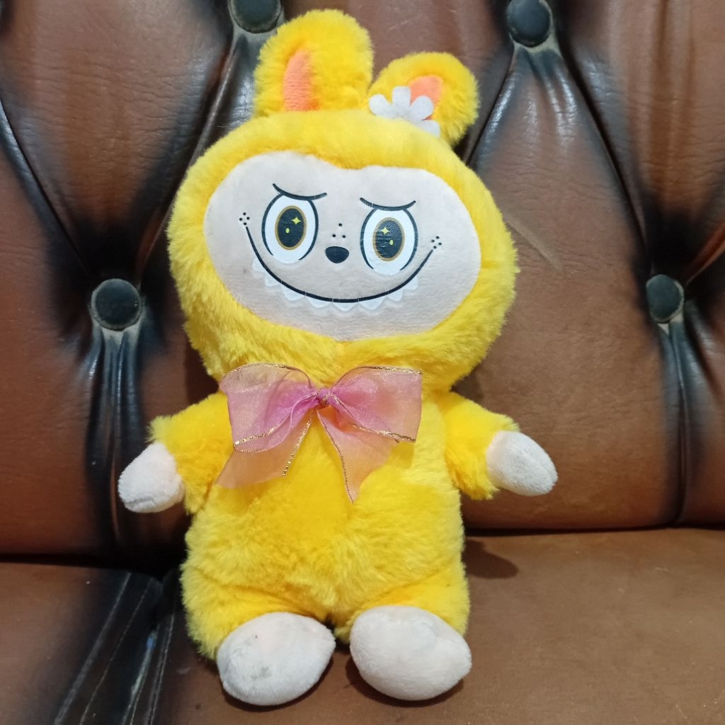 Boneka Labubu warna kuning
