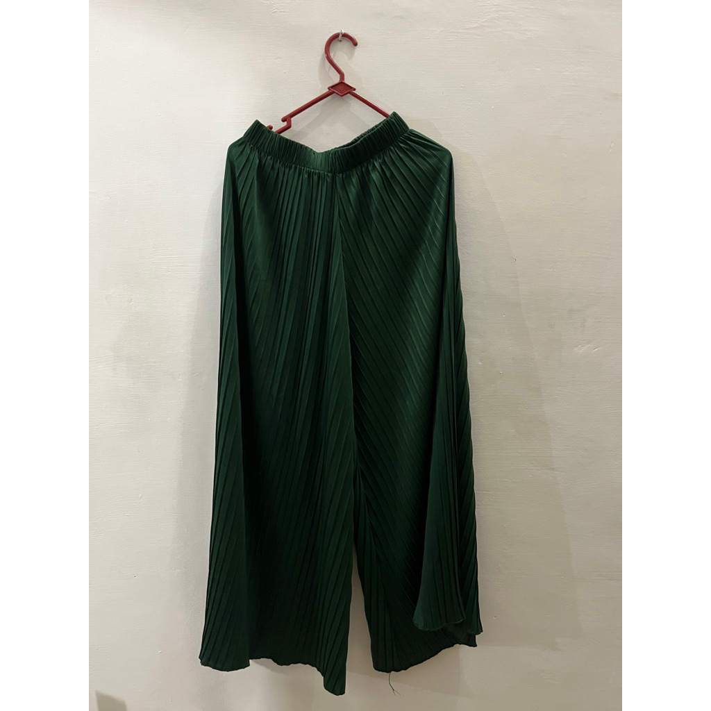 celana plisket hijau botol