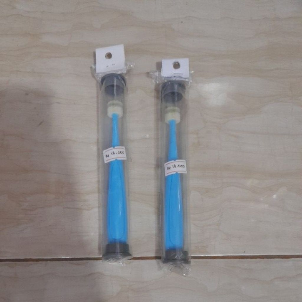 C. Soft toothbrush warna biru
