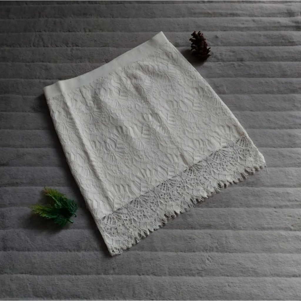 Rok Span Brokat Warna Broken White