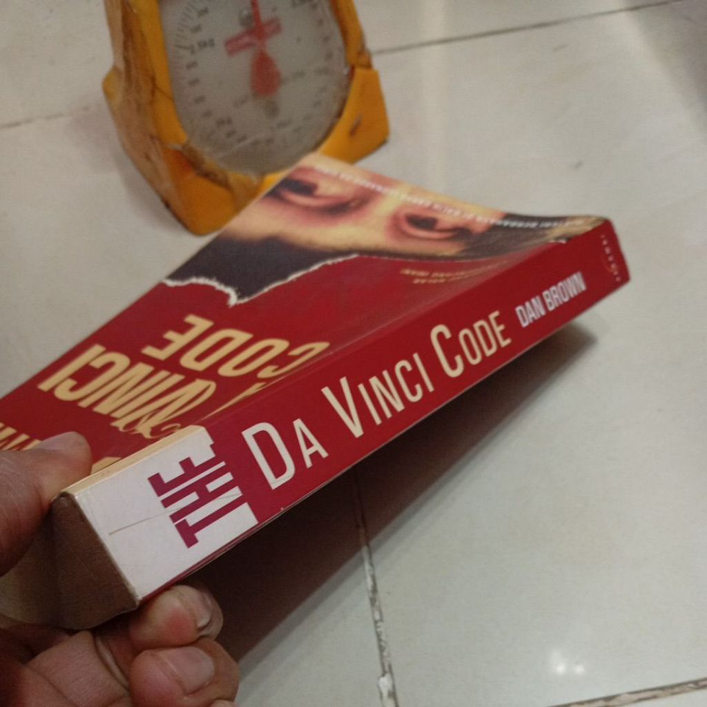 DAN BROWN