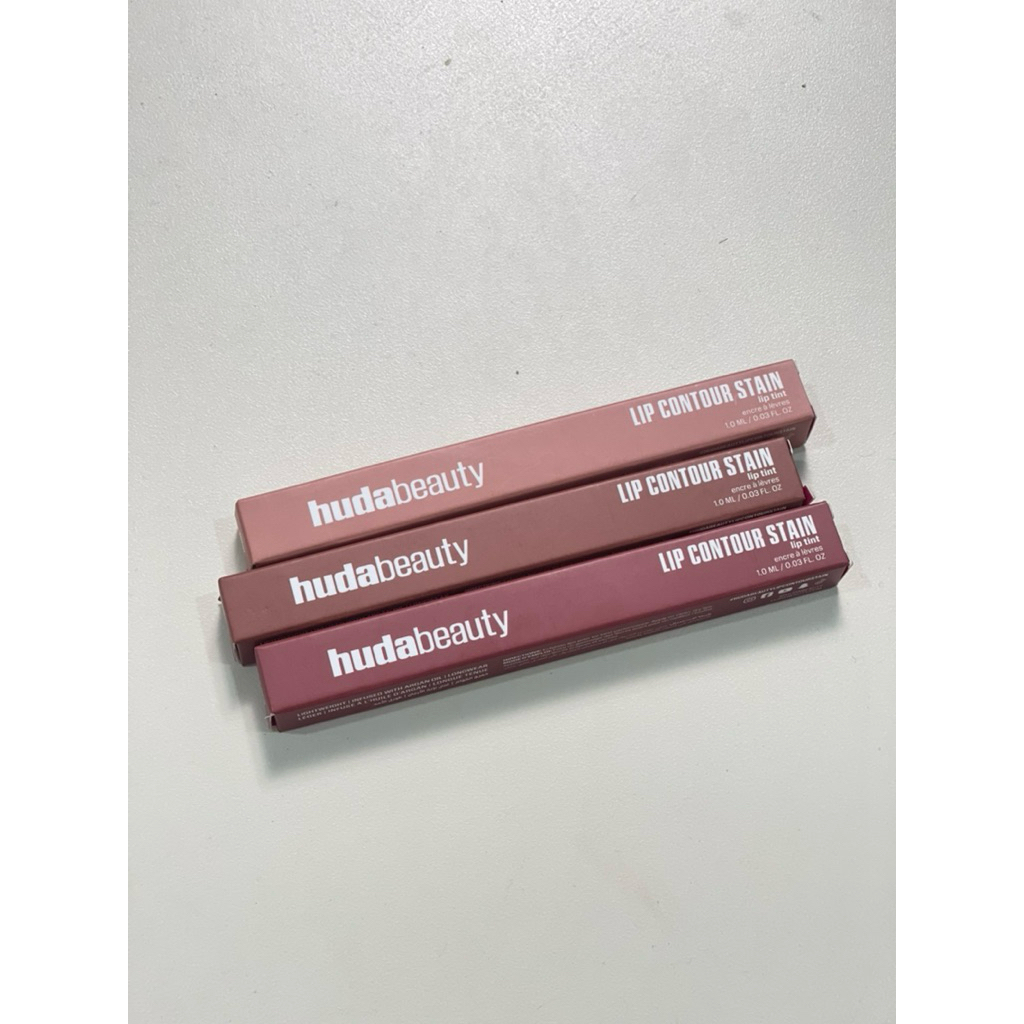 HUDA lip contour stain