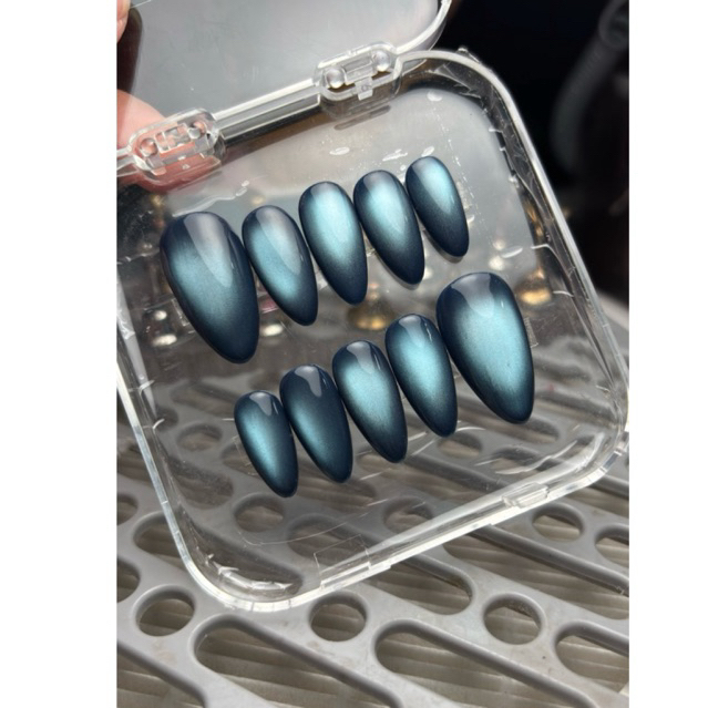 Press on nails cat eye