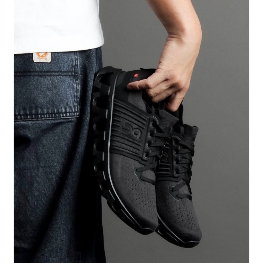 sepatu hitam on cloud swift 4