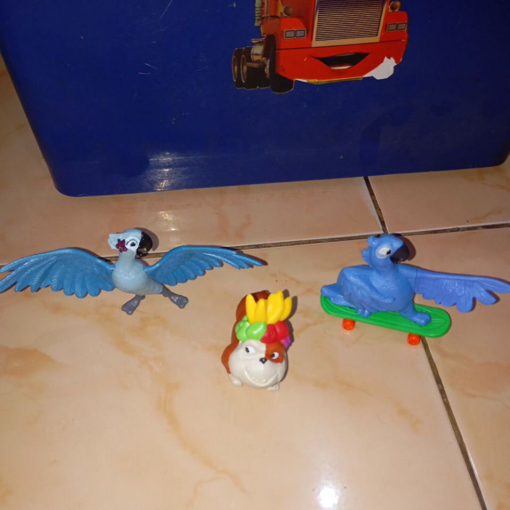Mainan mcd rio
