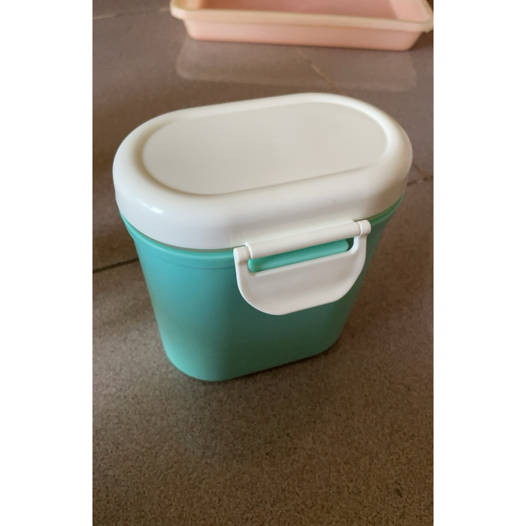 tempat susu bayi