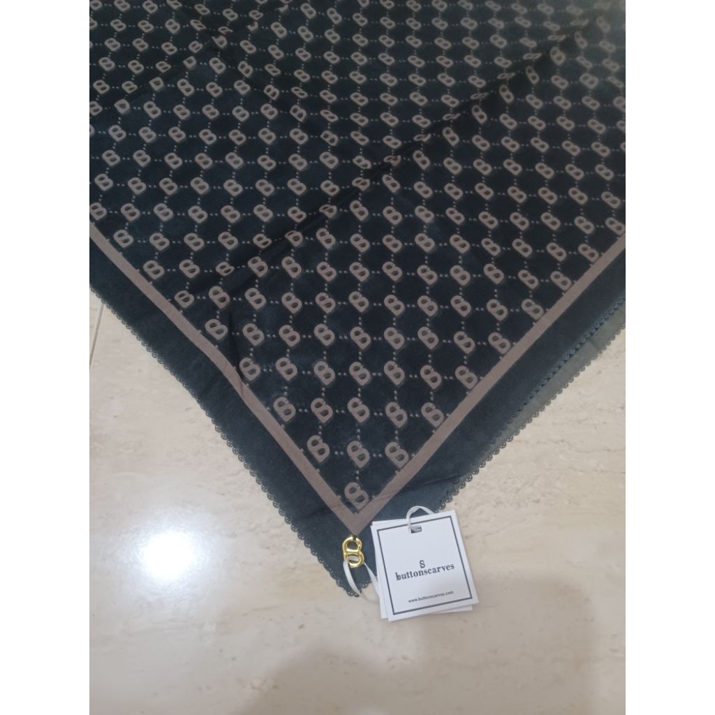 Buttonscarves As Is (NO BOX)