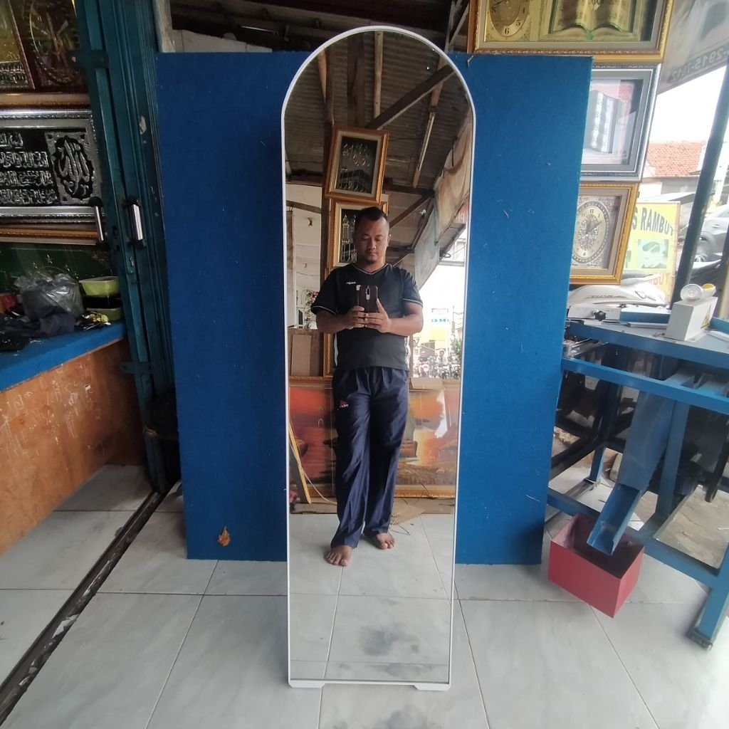 CERMIN STANDING OVAL BESAR