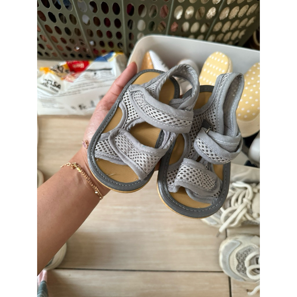 sandal jaring abu