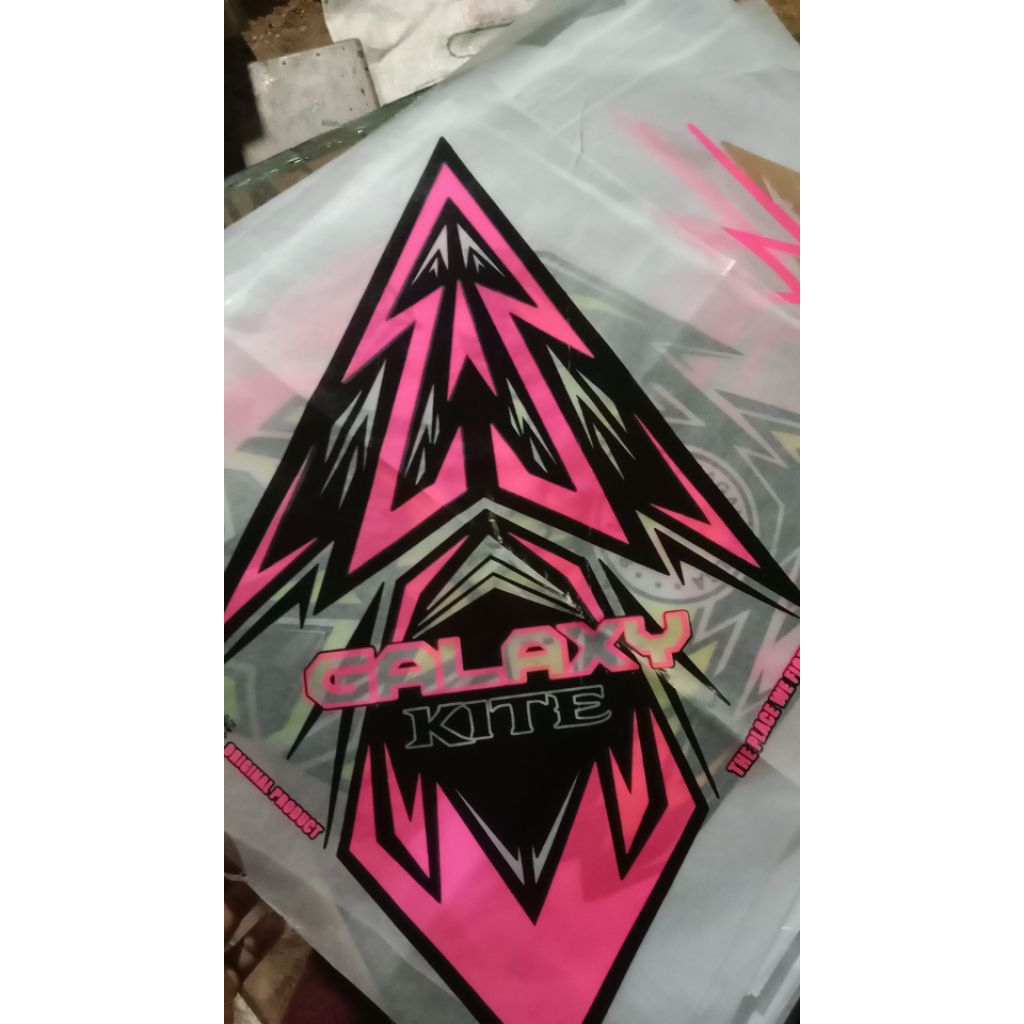 kertas layangan 2 warna