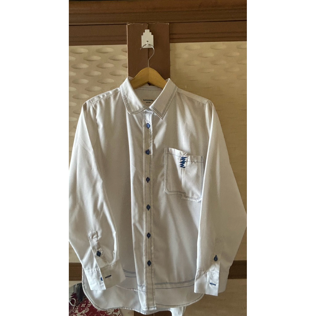 kemeja oversize putih