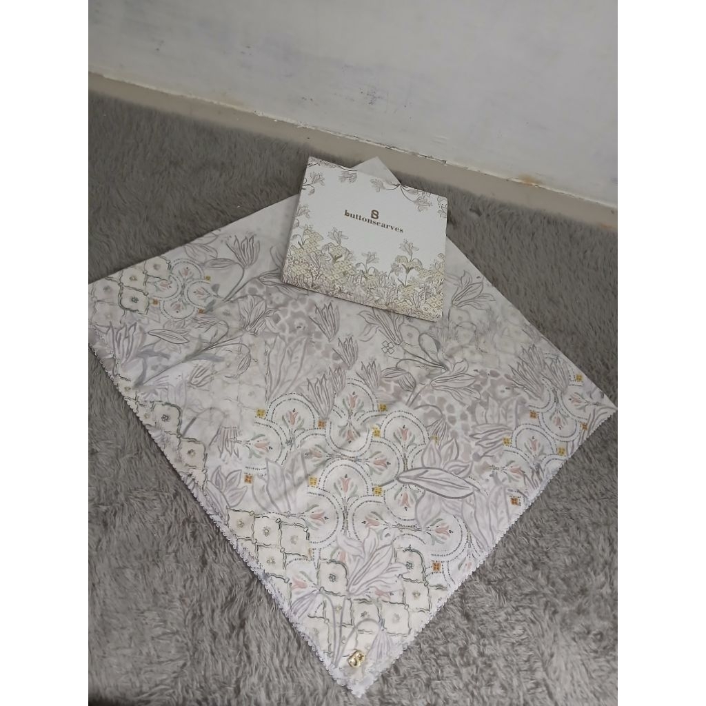 Buttonscarves Maharani white