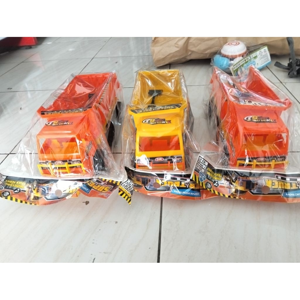 TRUK DUM MUATAN PASIR