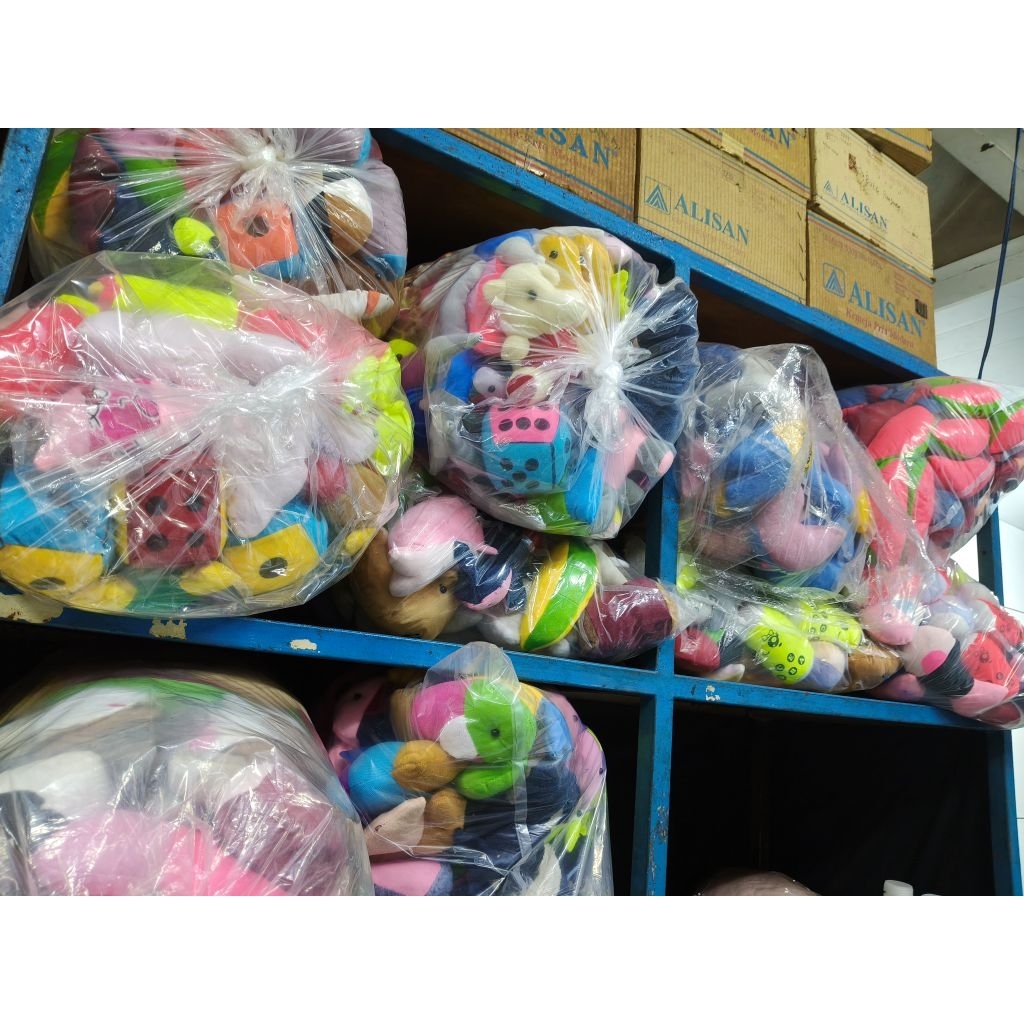 Boneka kecil untuk mesin capit