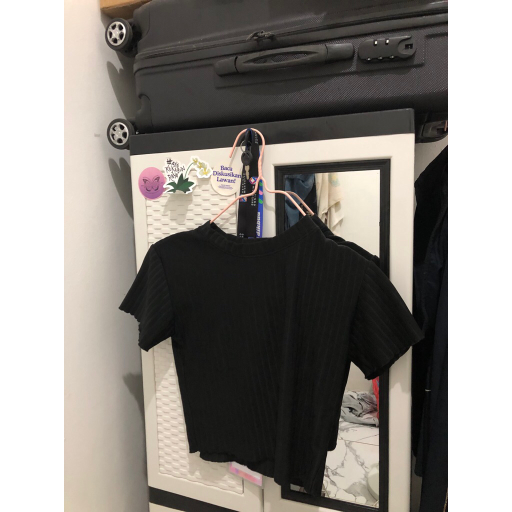 crop top hitam