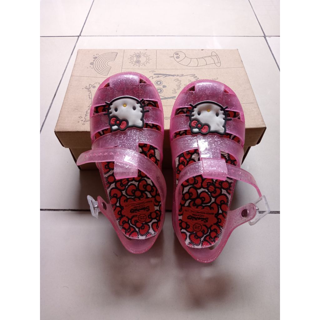 Sepatu anak Hello Kitty