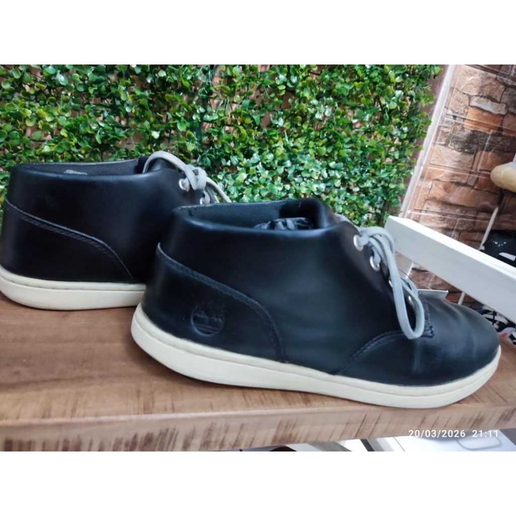 sepatu hitam timberland