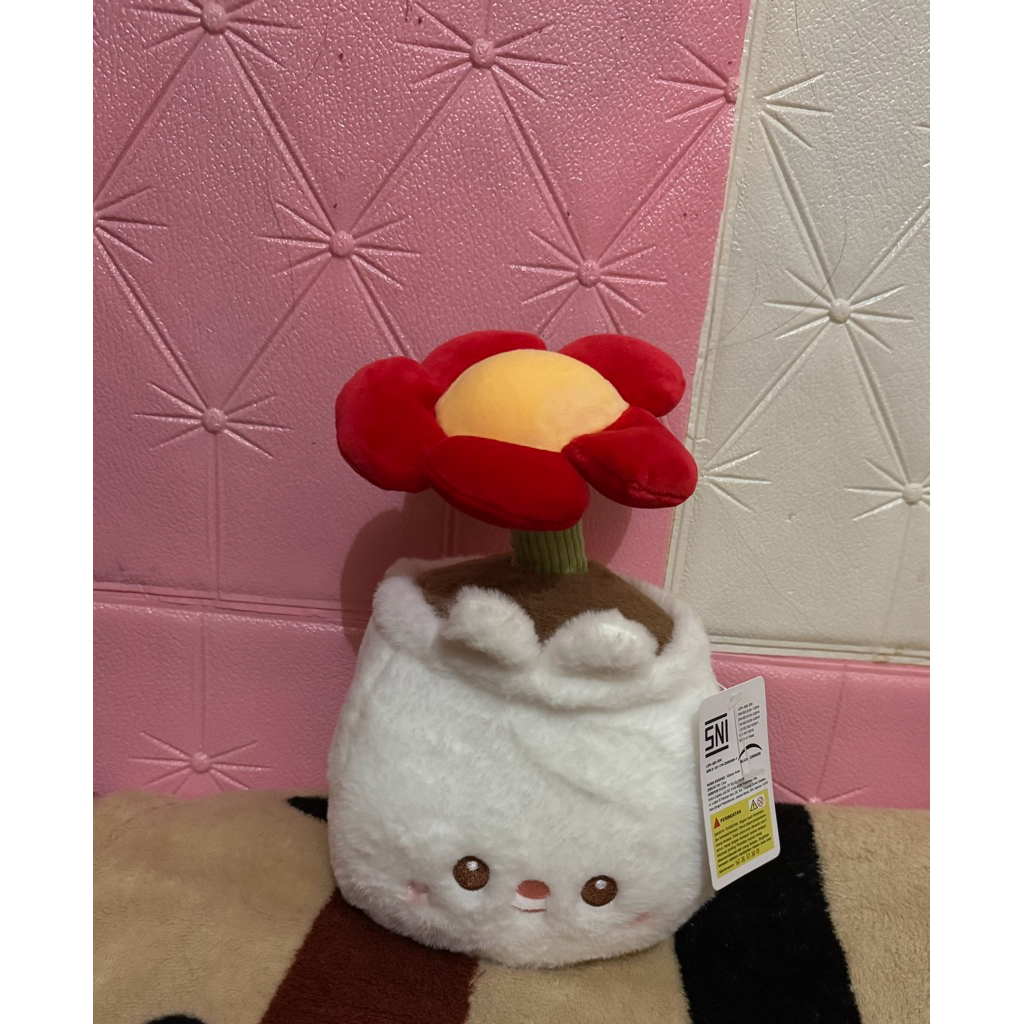 Boneka Fas Bunga Merah