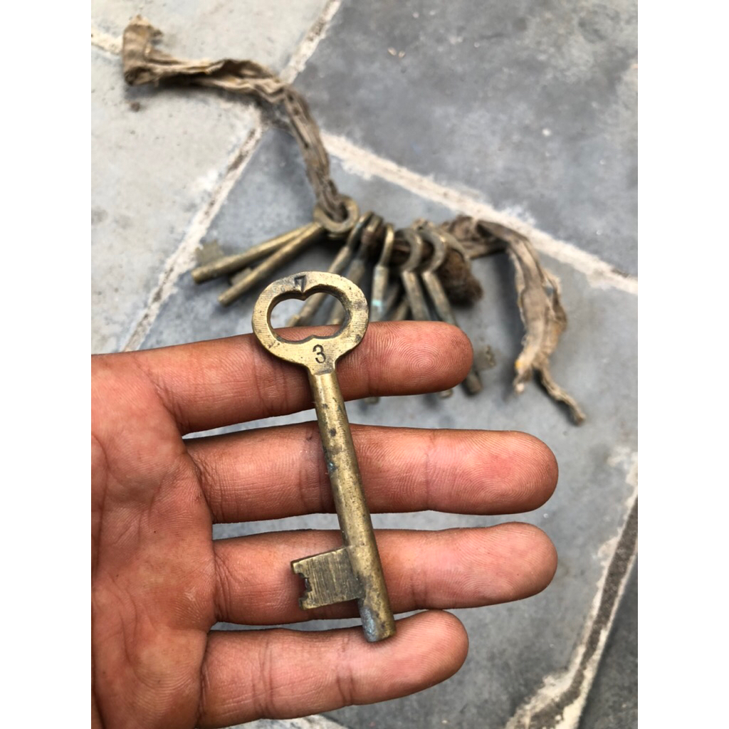 Anak Kunci Lemari antik