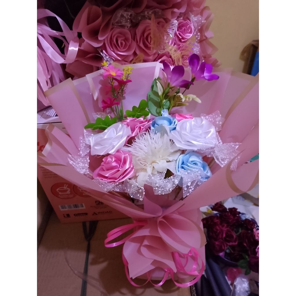 bucket bunga pita satin