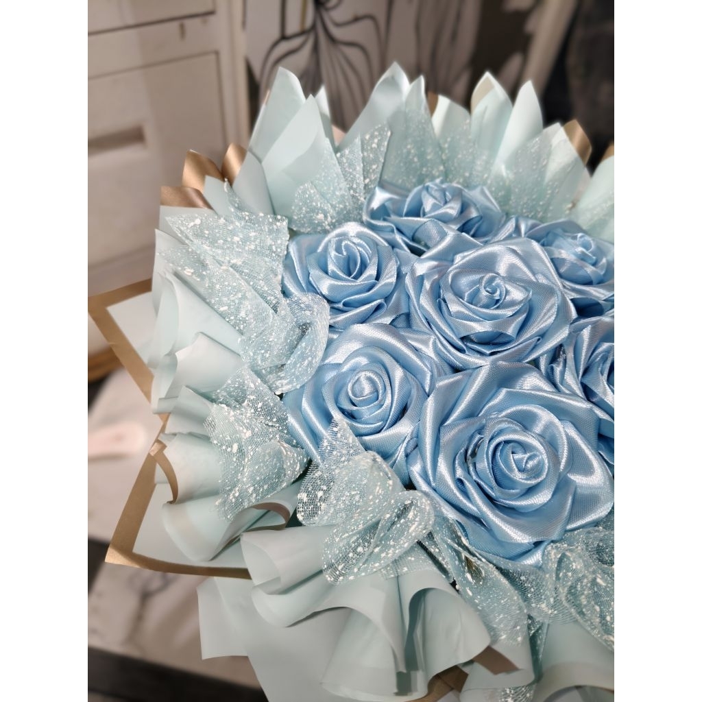Bucket Bunga Mawar Satin Biru
