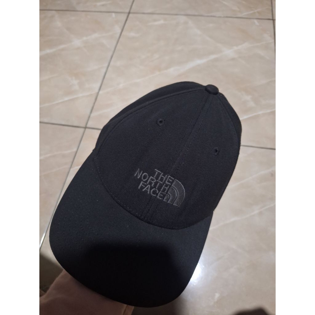 topi warma hitam