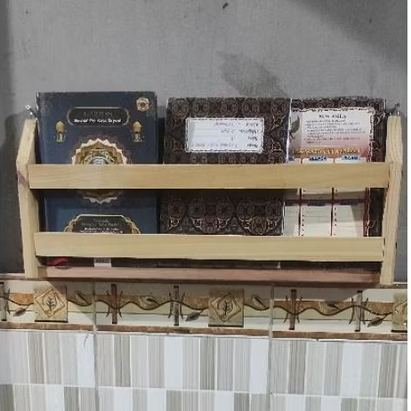 Rak buku minimalis