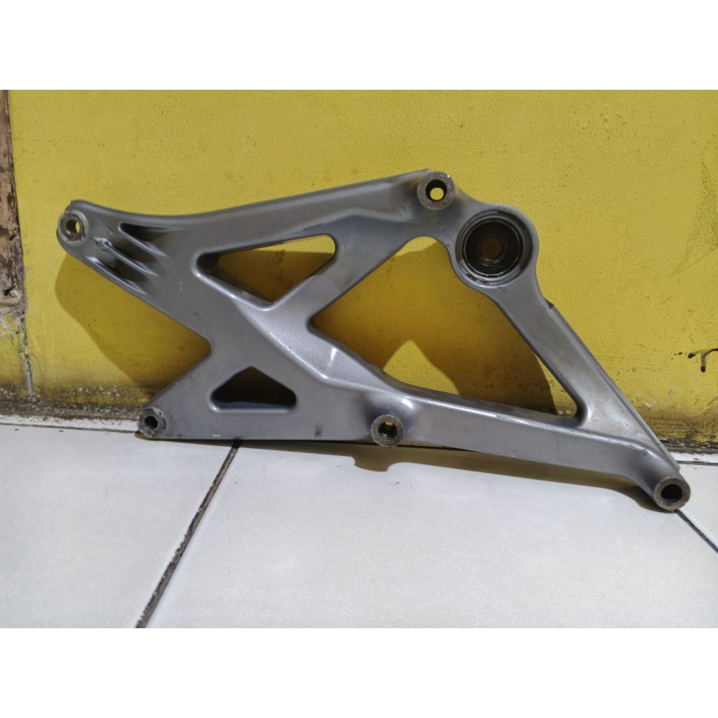 Swing arm xeon karbu