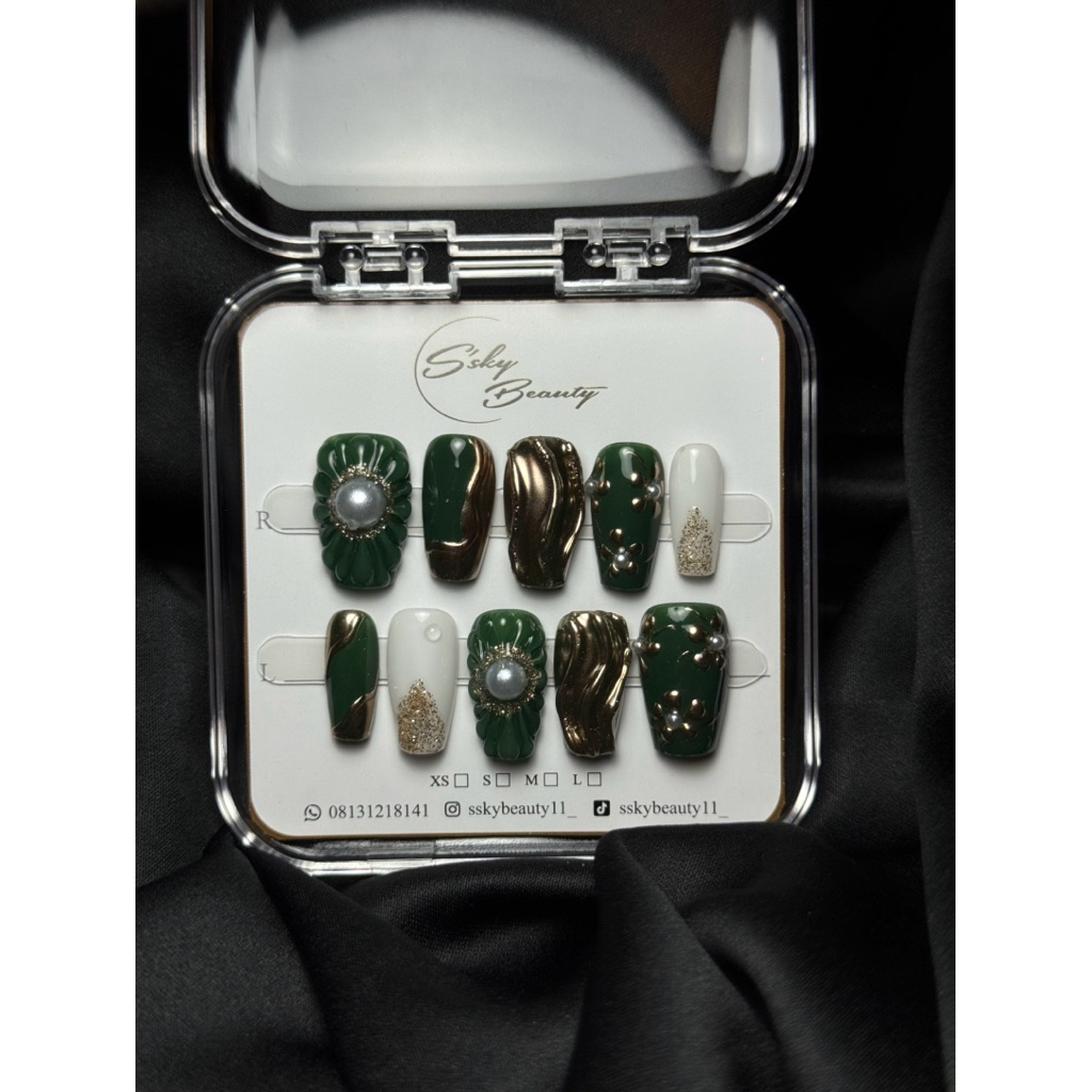 FakeNailsLuxuryGreenwithChrome