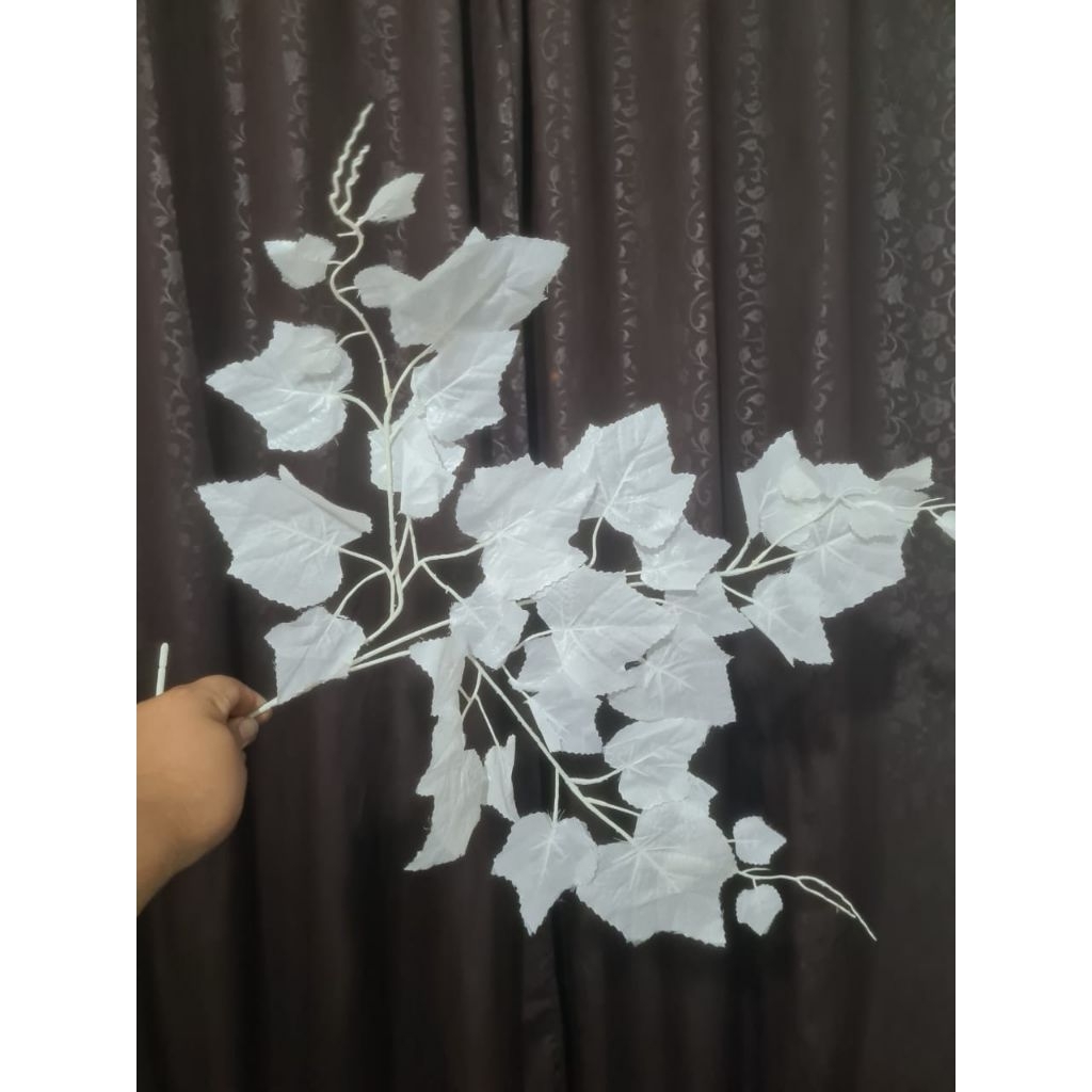 Daun artificial anggur putih