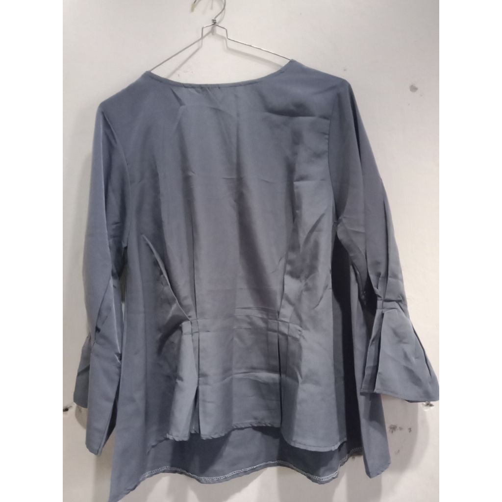 Preloved blouse abu-abu
