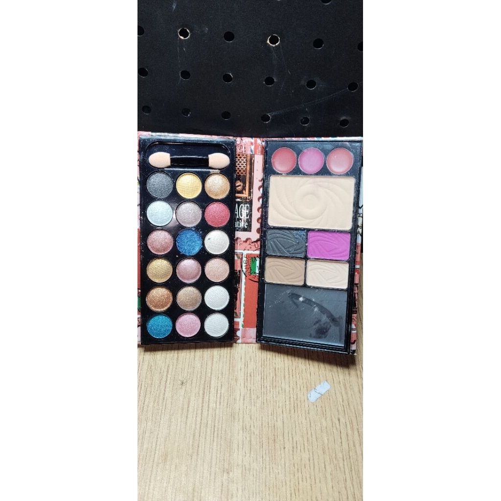 Eyeshadow Palet dompet lengkap