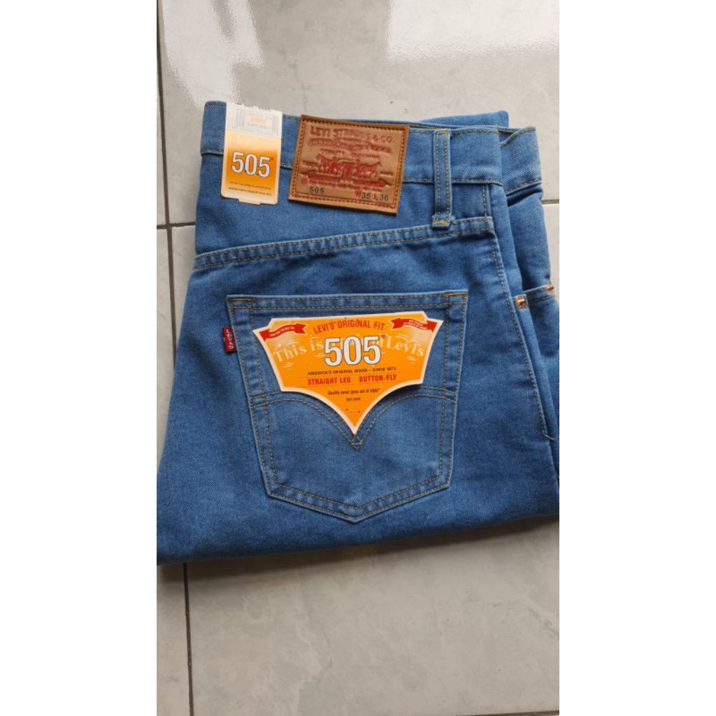 Levi's biru muda