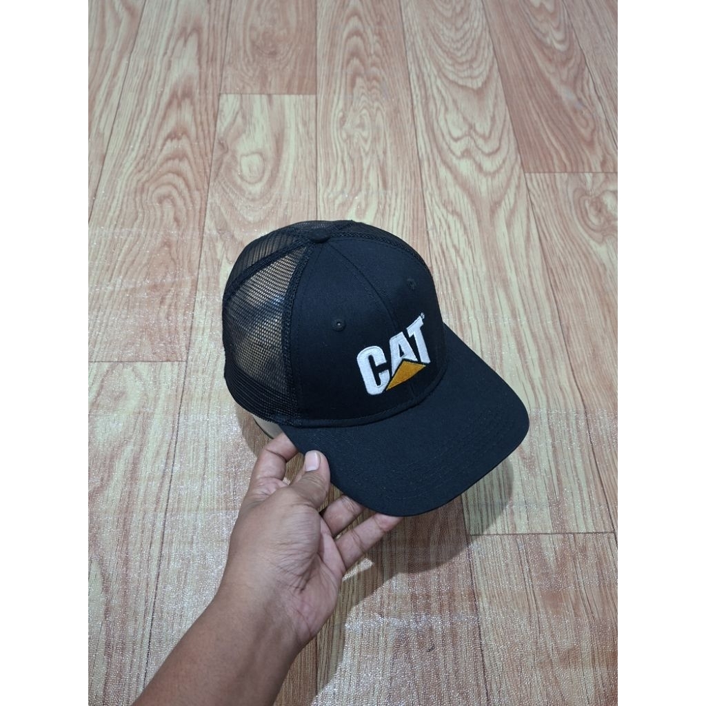 topi caterpillar trucker