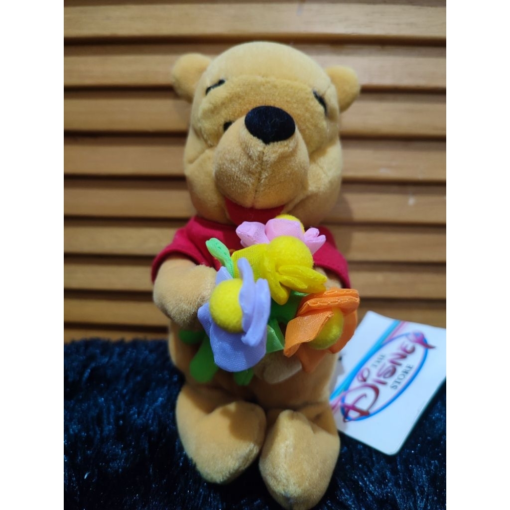 Pooh Pegang Bunga Bulir (L)
