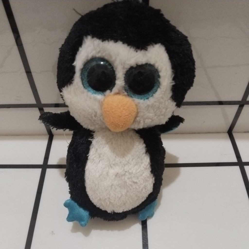 boneka pinguin mata hitam