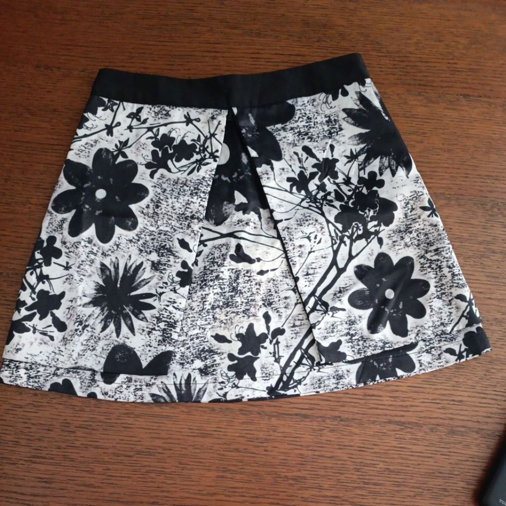 Rok TOPSHOP PETITE wanita sz M