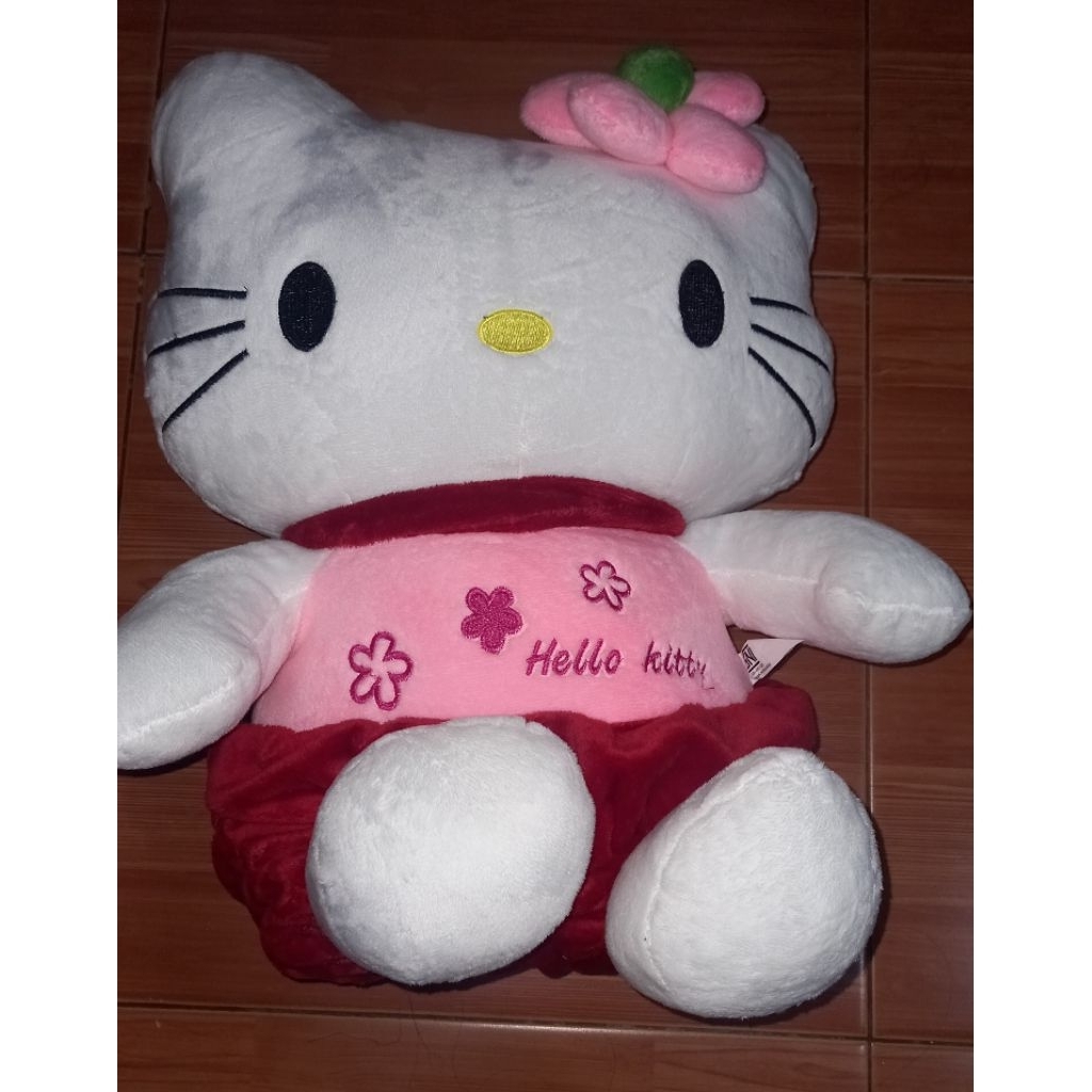 hello Kitty boneka