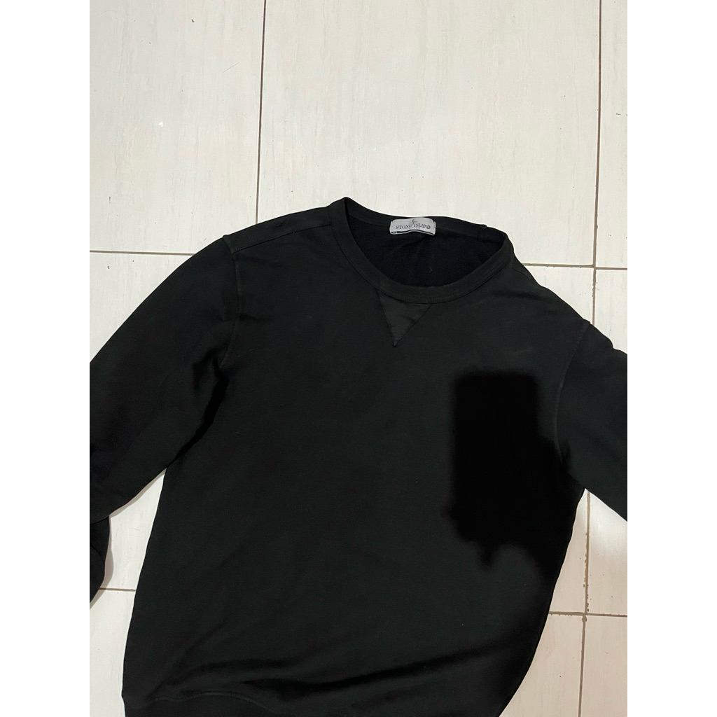 crewneck hitam