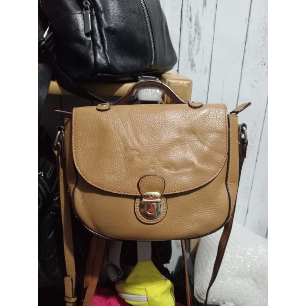 D*lla S*ella sling