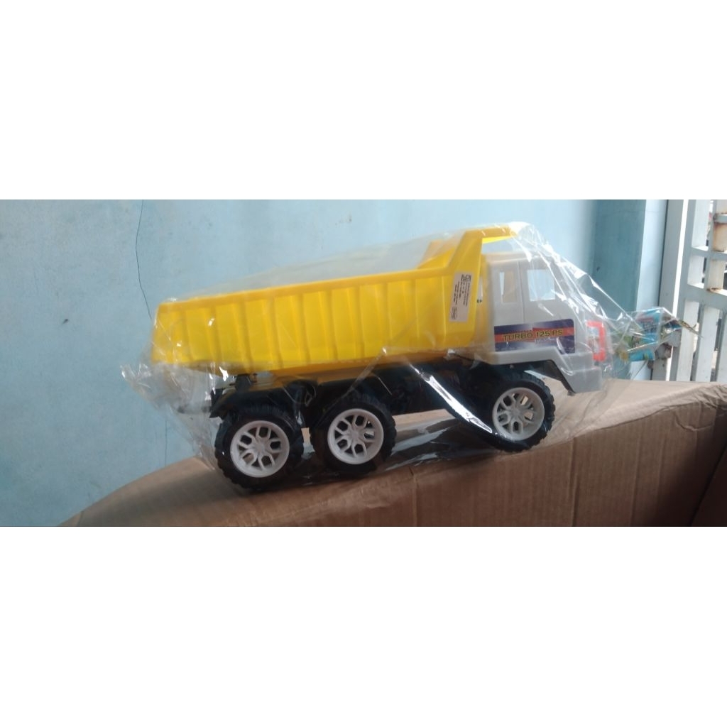 Mainan truck pasir