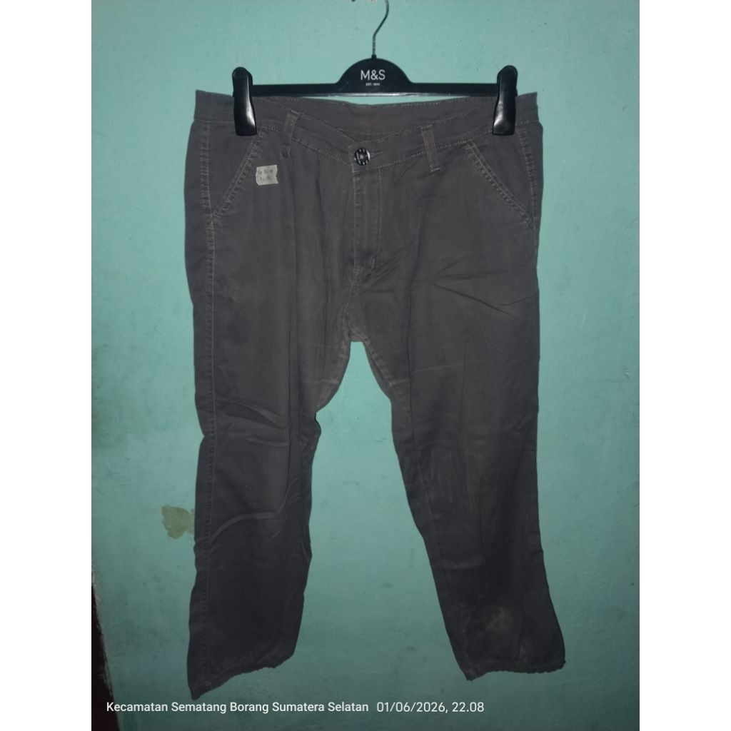 chinos abu pria