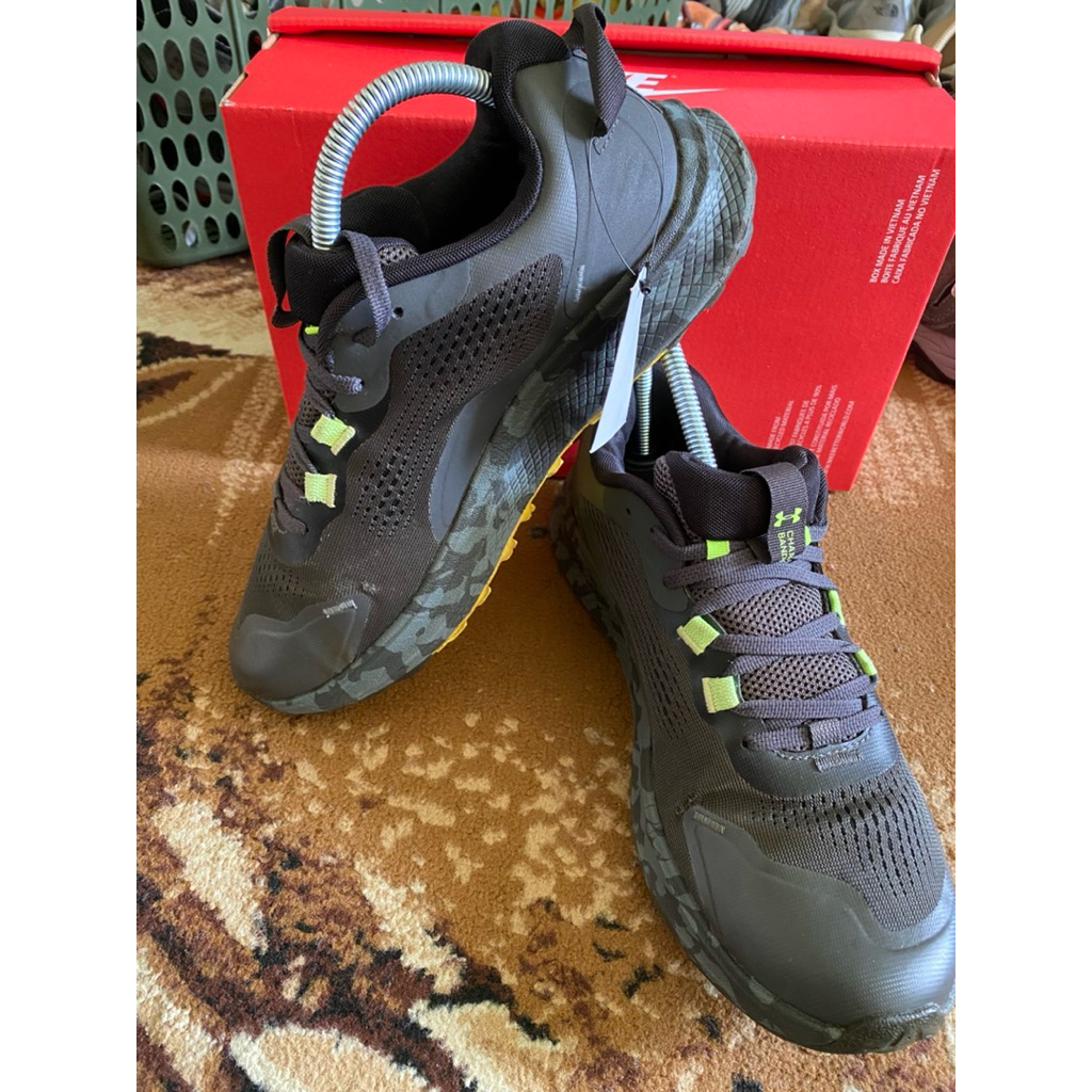 SEPATU UNDER ARMOUR PL
